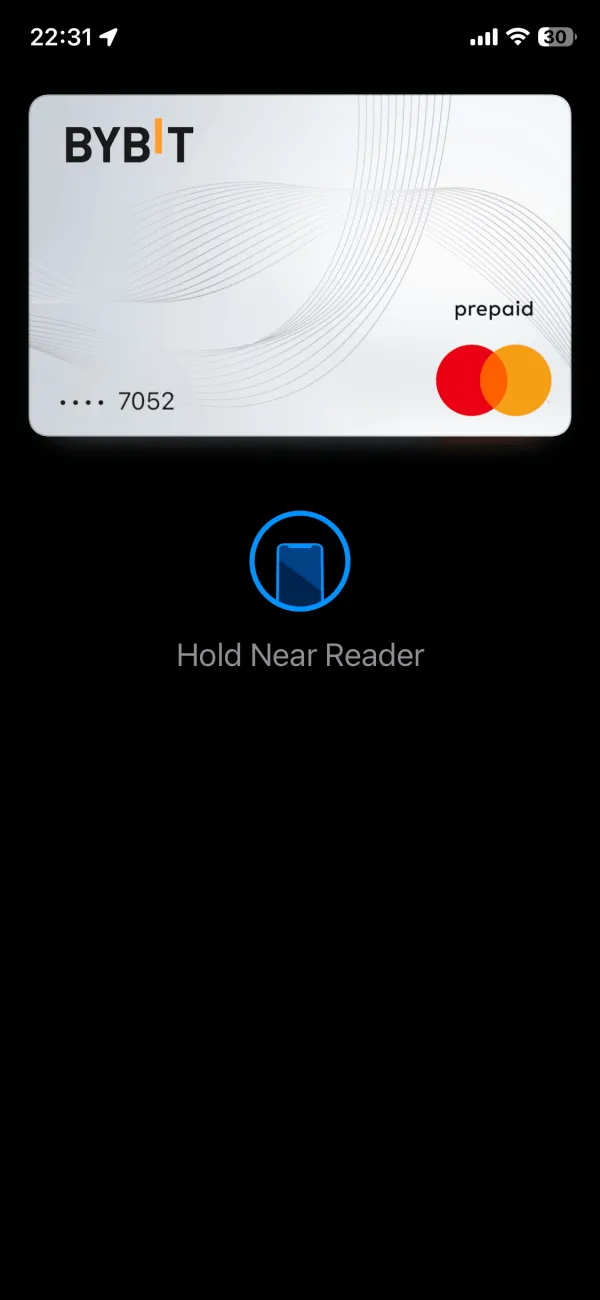 Карта Bybit, добавленная в Apple Pay на iPhone: экран оплаты Hold Near Reader с prepaid Mastercard Bybit